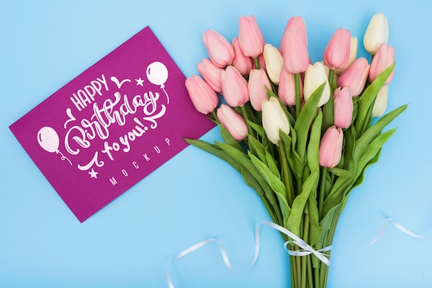 記念日のお祝いのためのカードとチューリップのお誕生日おめでとう花束の上面図 無料のpsdファイル