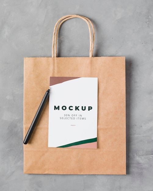 Free PSD | Top view paper bag mock-up with pen