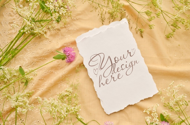 Wedding flat lay with paper card and wild flowers Premium Psd