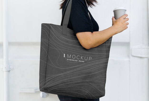 Woman carrying a black shopping bag mockup Premium Psd