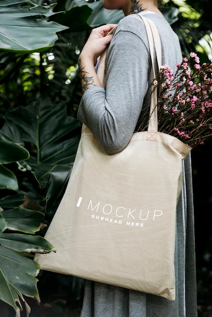 Download Woman carrying a tote bag mockup with flowers | Premium ...