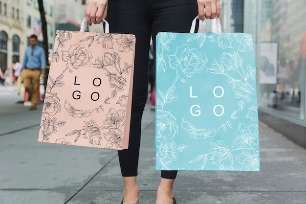 Download Free PSD | Woman with shopping bag mockup