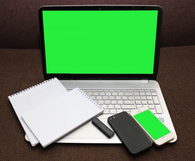 スパイラルメモ帳およびフラッシュドライブとグリーンスクリーンのノートパソコンとスマートフォン 無料のpsdファイル