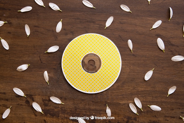 Download Free PSD | Yellow cd mockup with petals