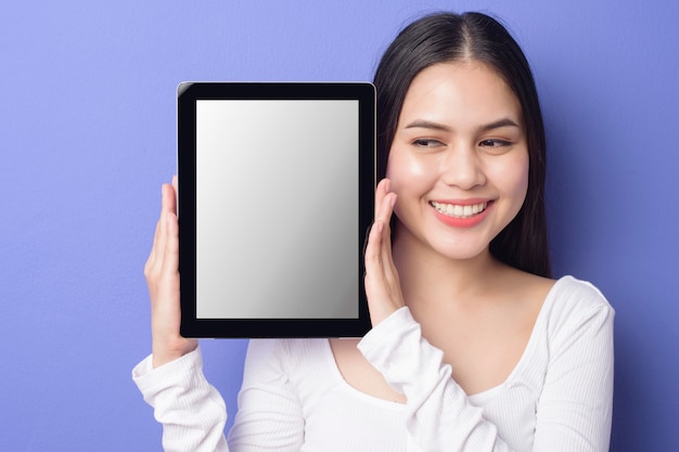 Young woman is holding tablet mockup | Premium PSD File
