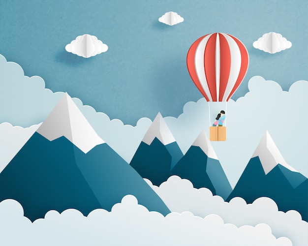 折り紙は 山の背景と空間の上を雲と空を飛んでいる熱気球でカップルを作りました プレミアムベクター