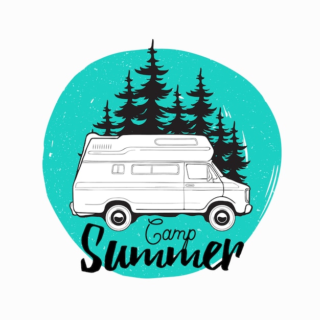 キャンピングカートレーラー キャンピングカー または背景にトウヒの木に対して道路を運転しているレクリエーション車両と筆記体フォントで書かれたキャンプの夏の碑文 ロゴ 広告のイラスト プレミアムベクター