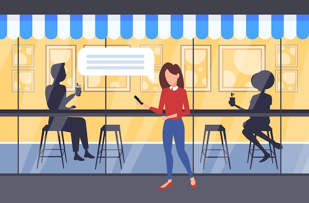 モバイルアプリチャットバブルソーシャルメディア通信音声会話コンセプトカップルシルエットを使用して屋外を歩く女性がテーブルに座ってコーヒーを飲むモダンなストリートカフェ外観全長 プレミアムベクター
