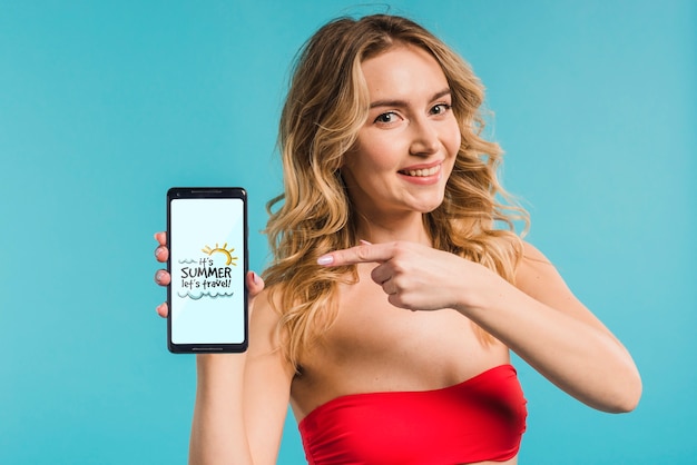 Attraktive frau, die smartphonemodell darstellt Kostenlosen PSD