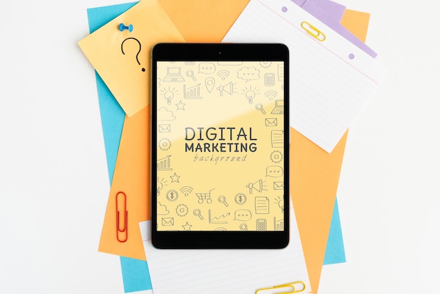 Digital-marketing-hintergrund auf draufsicht des tablettengeräts Kostenlosen PSD