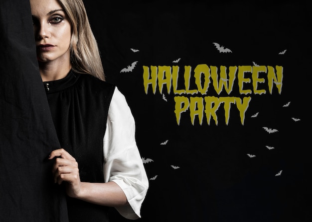 Frau, die hinter einem stoffhalloween-foto sich versteckt Kostenlosen PSD