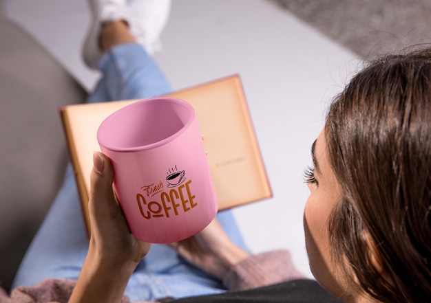 Frau Mit Kaffeetasse Lesen Kostenlose Psd Datei