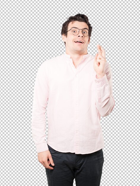 Glücklicher junger mann, der eine geste der gekreuzten finger tut Premium PSD