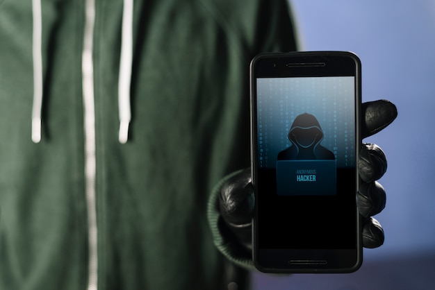 Hacker mit smartphone-modell Kostenlosen PSD