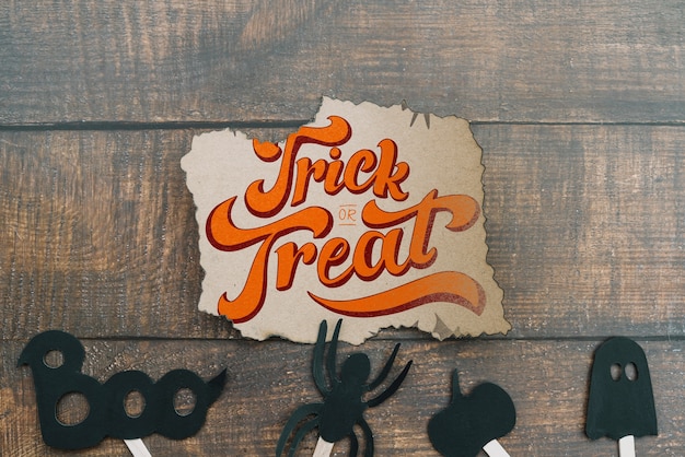 Heftiges papiermodell mit halloween-konzept und -elementen auf unterseite Kostenlosen PSD