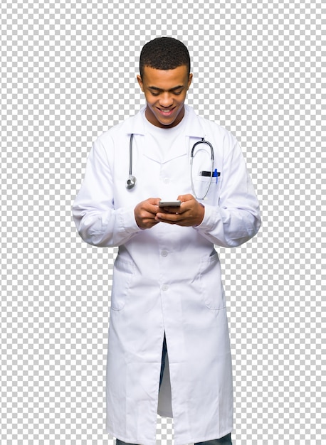 Junger afroamerikanischer manndoktor, der eine mitteilung mit dem mobile sendet Premium PSD