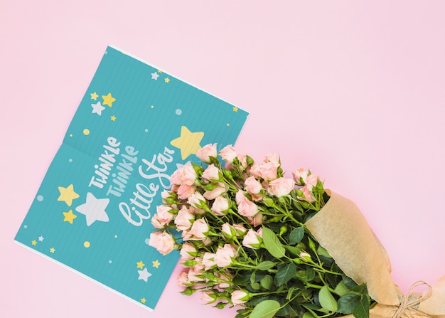 Kartenmodell mit blumendekoration für hochzeit oder zitat Kostenlosen PSD