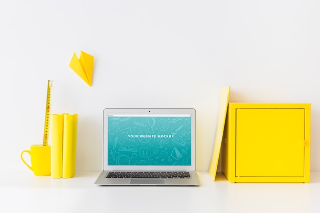 Laptop-modell für website-präsentation mit zurück zum schulkonzept Kostenlosen PSD