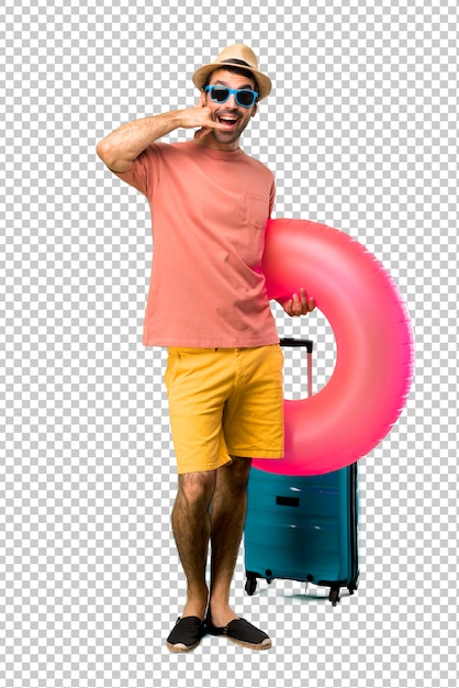 Mann mit hut und sonnenbrille in seinen sommerferien telefongeste machend und mit jemand sprechend. ruf mich zurück zeichen Premium PSD