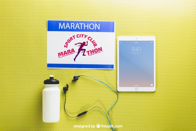 Marathon-modell mit tablet | Kostenlose PSD-Datei