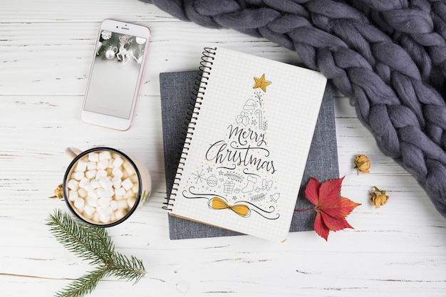 Notebook-modell mit weihnachtsdekoration Kostenlosen PSD