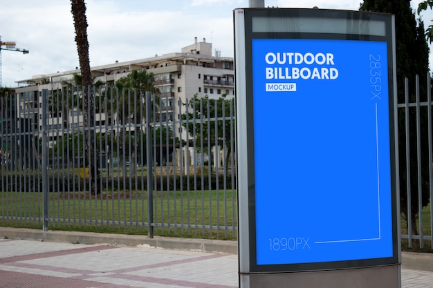 Plakat im freien neben dem park Kostenlosen PSD