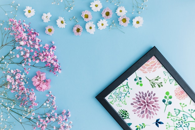 Rahmenmodell mit blumenschmuck Kostenlosen PSD
