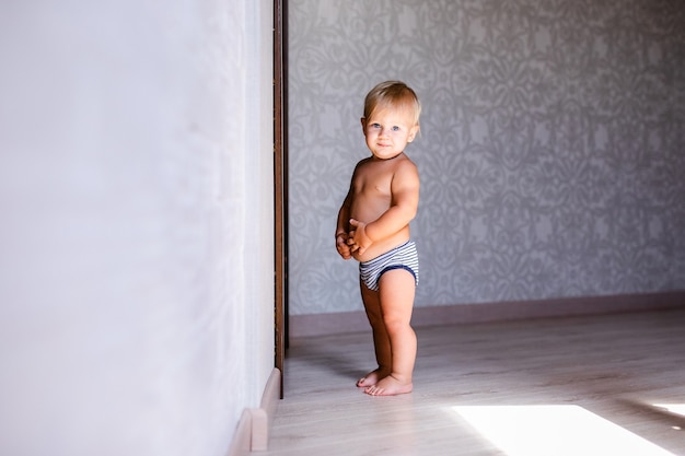 10 Mois De Developpement Adorable Bebe Blond Monter Les Escaliers A La Maison Photo Premium