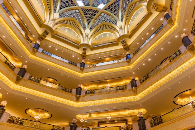 Abu Dhabi, émirats Arabes Unis - 16 Mars: Décoration Du Dôme De L'hôtel Emirates Palace Le 16 Mars 2012. Il S'agit D'un Hôtel 7 étoiles Luxueux Et Le Plus Cher Conçu Par Le Célèbre Architecte John Elliott Riba. Photo gratuit
