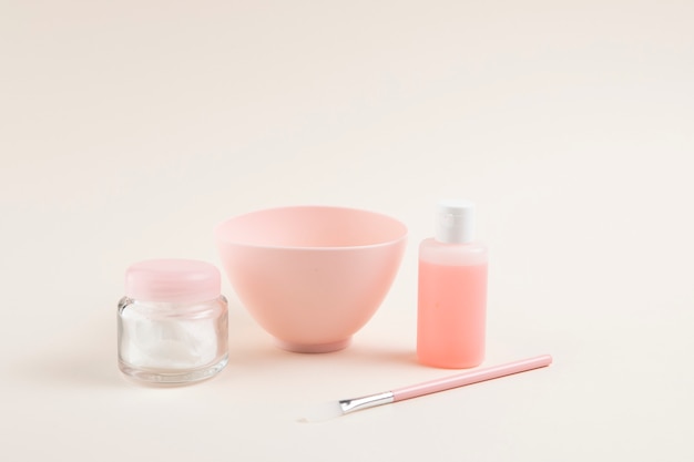 Accessoires de nettoyage des ongles sur fond uni Photo gratuit