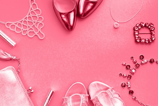 Accessoires pour femmes bijoux sac à main chaussures tonifiant corail vue de dessus du plat poser Photo Premium