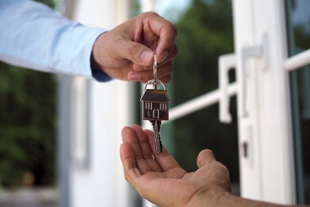 Les acheteurs prennent les clés des vendeurs. vendez votre maison, louez une maison et achetez des idées. Photo Premium