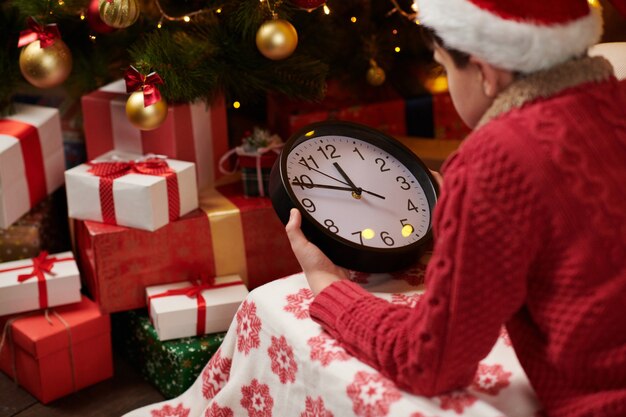 Un Adolescent Attend Le Père Noël Et Regarde L'horloge ...