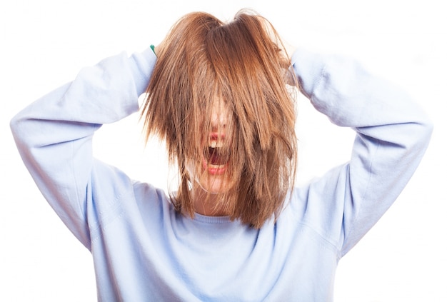 Adolescent fou jouer avec ses cheveux | photo gratuite