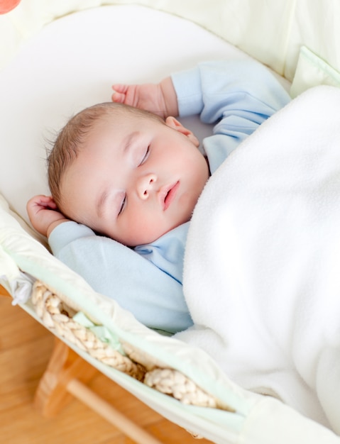 Adorable Bebe Dort Dans Son Lit Photo Premium