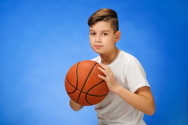 Adorable Garçon De 11 Ans Avec Ballon De Basket | Photo Gratuite