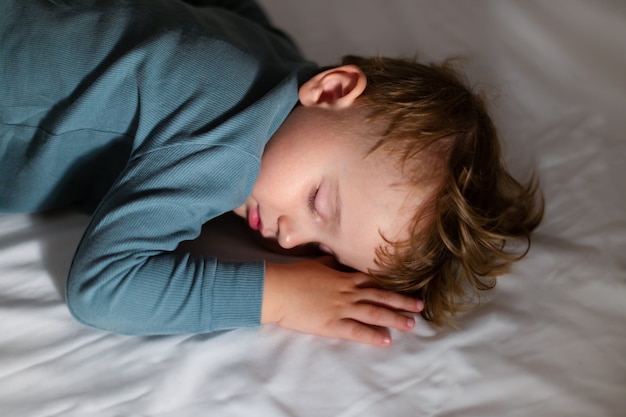 Adorable Petit Garcon Dort Dans Son Lit Dans Le Noir A La Maison Heure Du Coucher Enfant Au Repos Et A Rever La Nuit Photo Premium