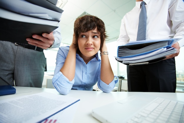 Affaires ayant le stress au bureau Photo gratuit
