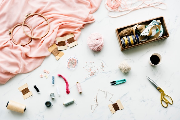 Aiguille à coudre des objets faits à la main sur une table en marbre Photo gratuit
