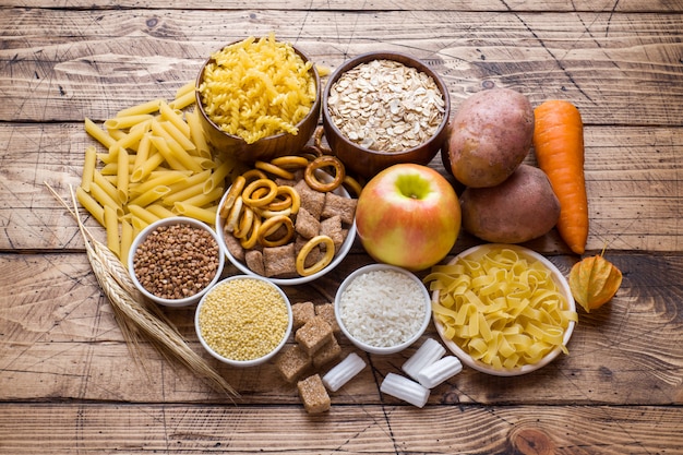 Alimentos ricos en carbohidratos en la mesa de madera rústica |  Foto premium