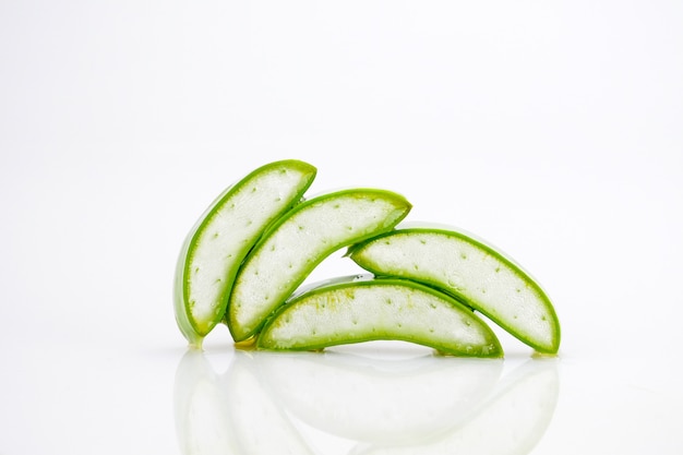 Aloe vera tranche sur fond blanc Photo Premium