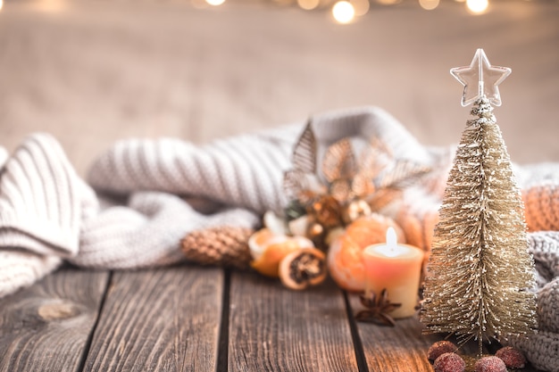 Ambiance Chaleureuse Festive De Noël Avec Décor à La Maison Et Mandarines Sur Fond De Bois 