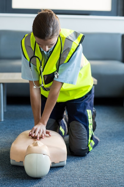 Ambulancier Féminin Pendant La Formation De Réanimation Cardio-pulmonaire Photo Premium