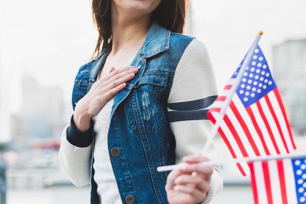 Américaine loyale femme tenant des drapeaux Photo gratuit