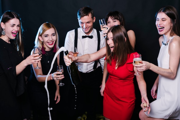 Amis célébrant le réveillon du nouvel an Photo gratuit