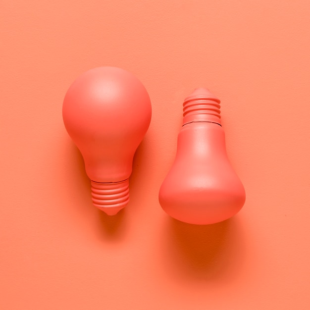 Ampoules sur fond rouge Photo gratuit