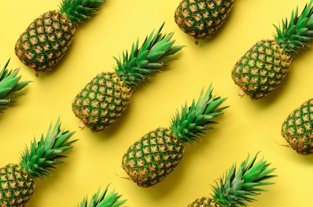Ananas frais sur fond jaune. pop art design, concept créatif. motif d'ananas brillant pour un style minimal. Photo Premium