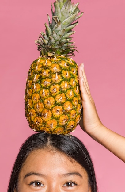 Ananas en gros plan sur la tête de la femme Photo gratuit