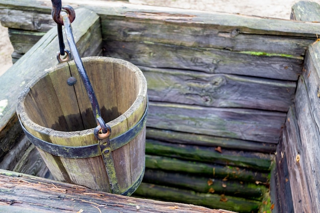 Ancien Puits En Bois Et Un Seau En Bois Photo Premium