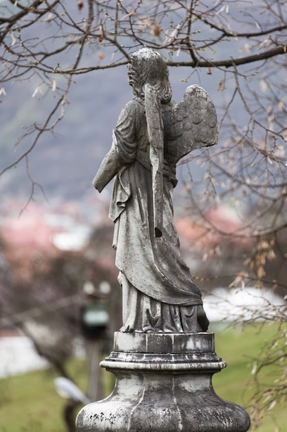 Ancienne Sculpture En Pierre Tombale D'un Ange Avec Bras Et Ailes Cassées Sur Le Cimetière ...